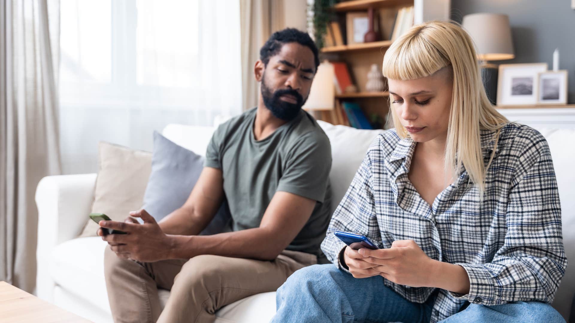 man peeking at wife's phone