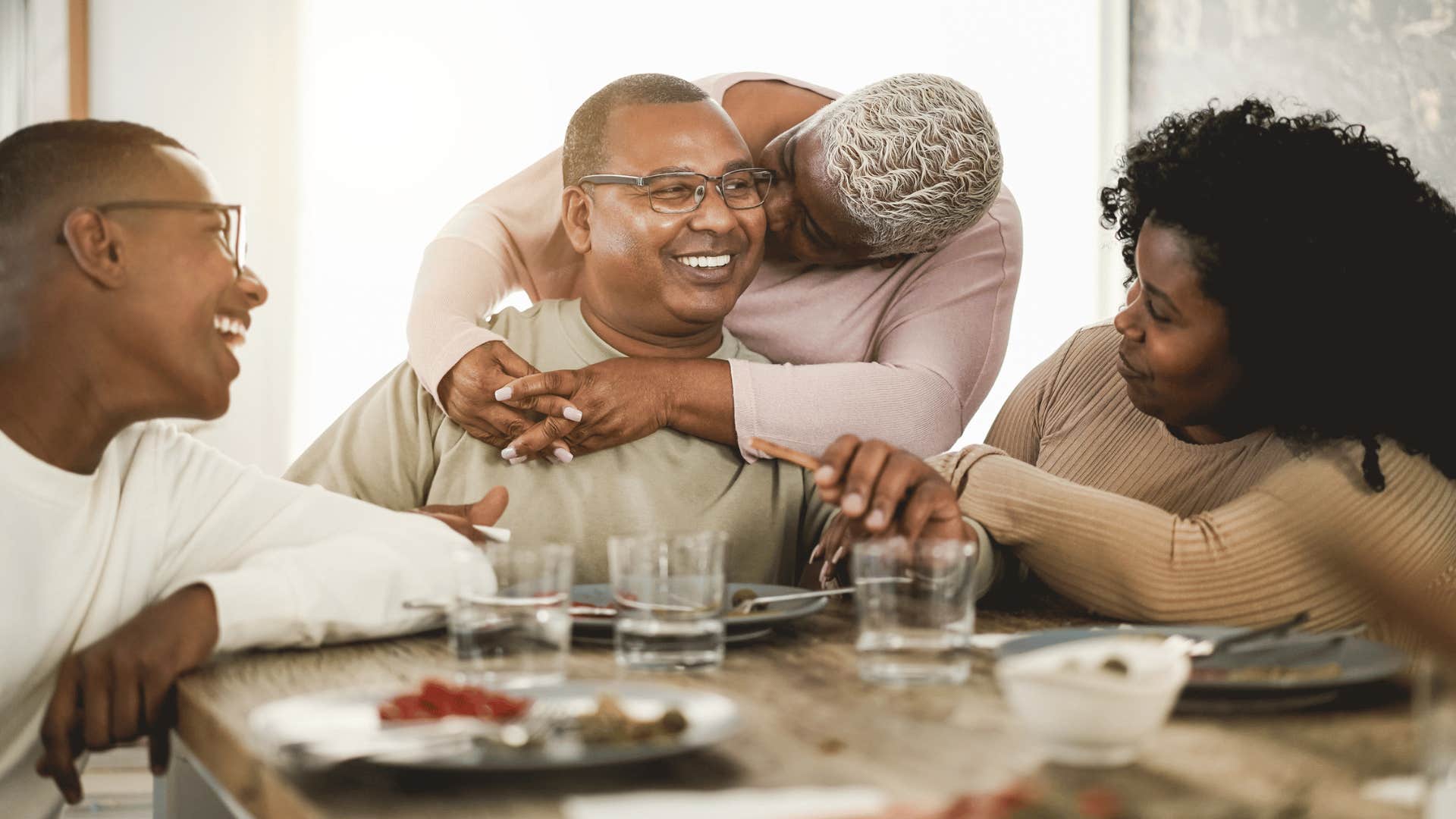 if your dad had these boring habits he was a very good man puts his phone away during family time