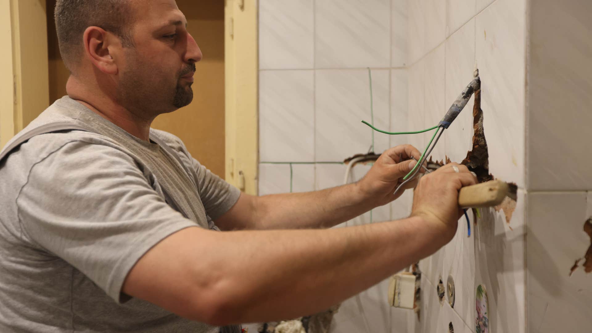 if your husband has these handy habits you won the marriage lottery they repair things quickly