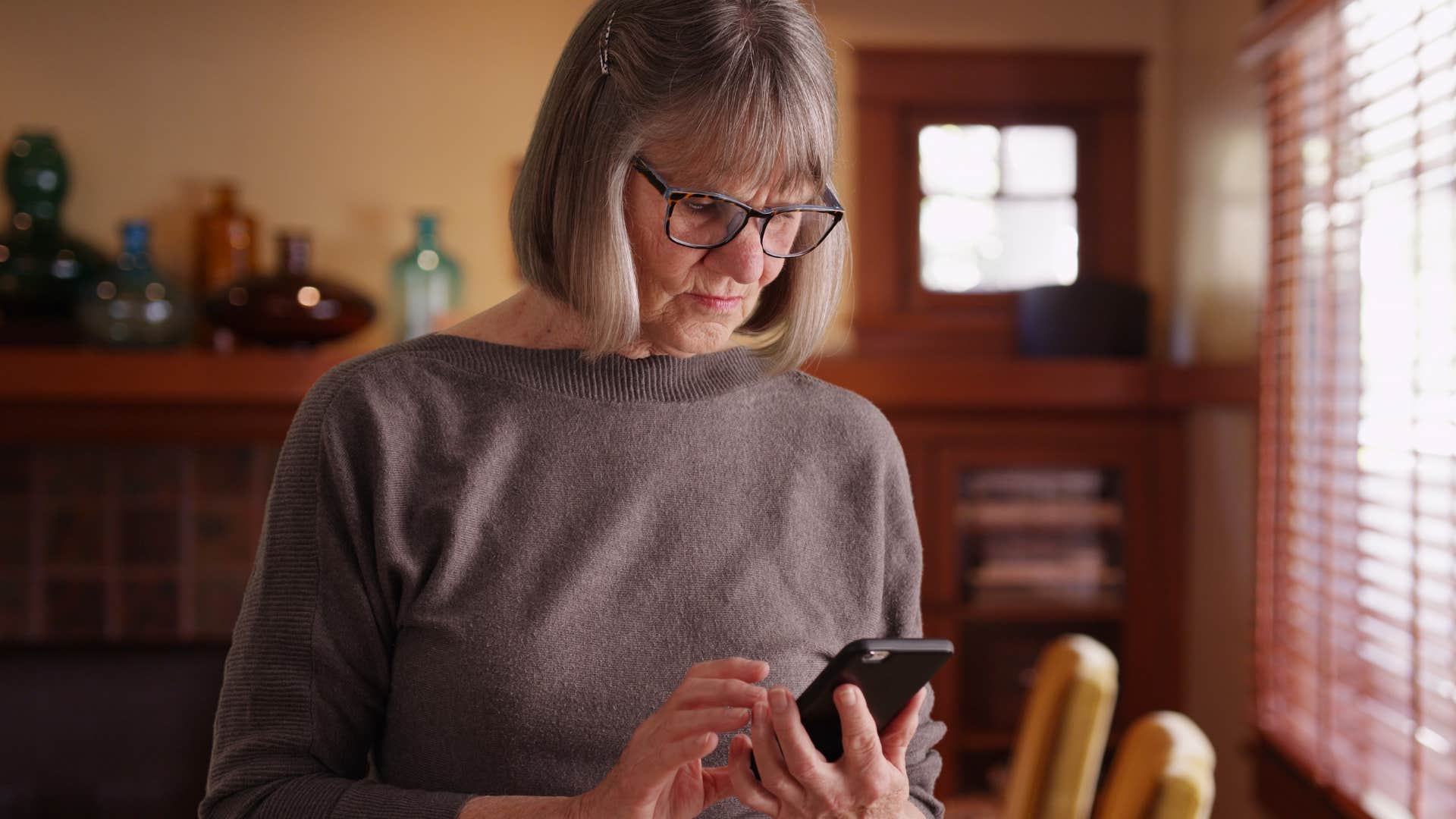 Woman texting "I haven't seen you in a while" on her phone.