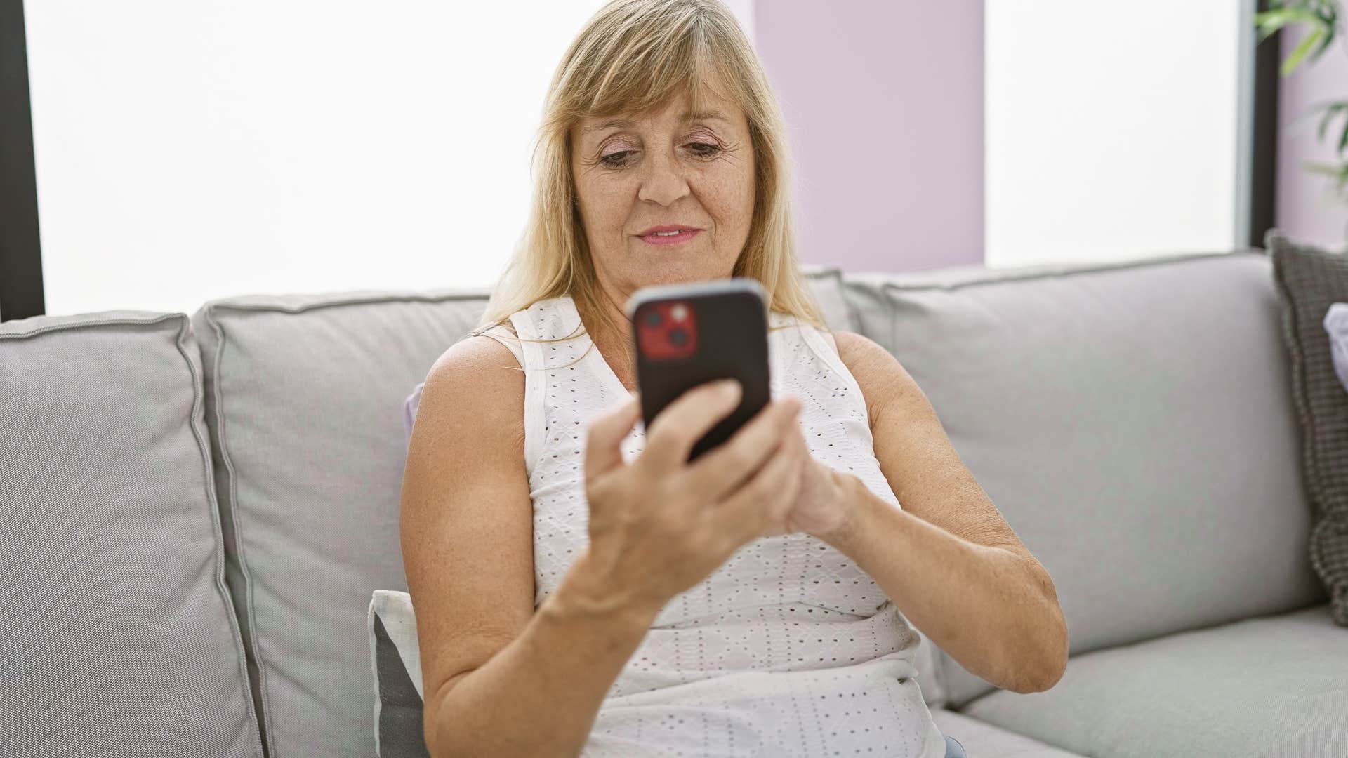 Woman texting "I saw this and thought of you" on her phone