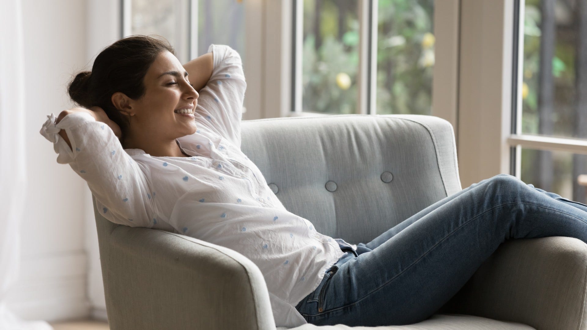 woman who stayed single as the benefits are she isn't bound by a contract