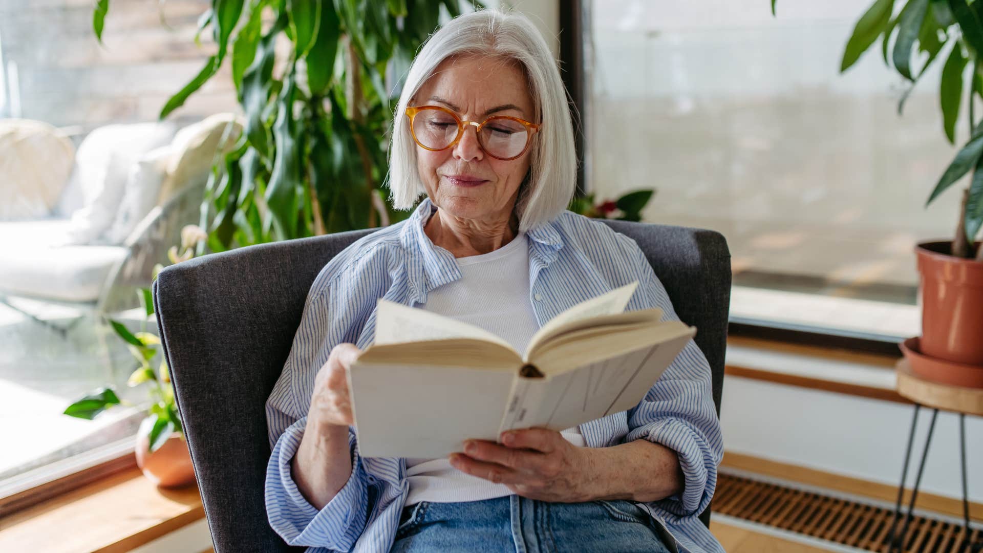 mom reads regularly for pleasure or learning as a hobby 