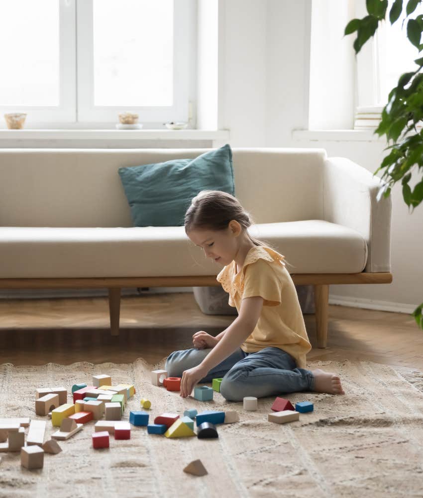 Little girl whose mom lets her play by herself will grow up to be less anxious