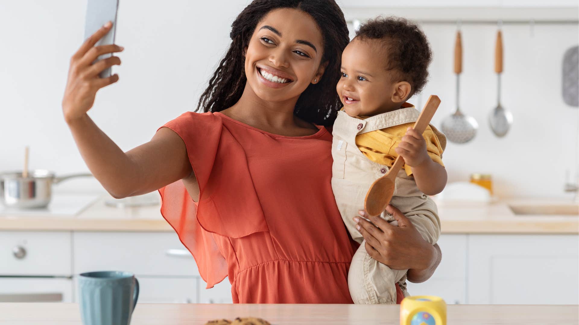 mom taking selfie with her baby to curate a perfect image