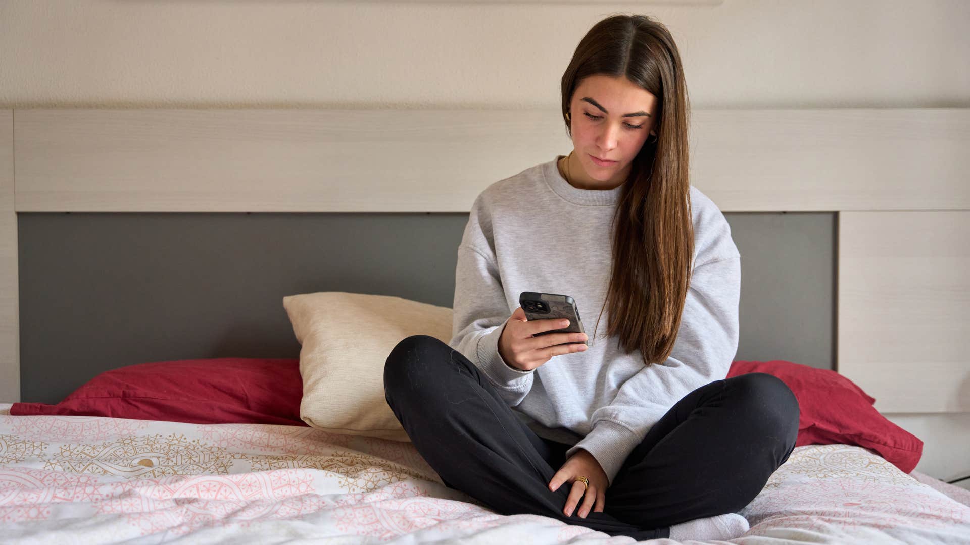 woman on her phone feeling unconfident