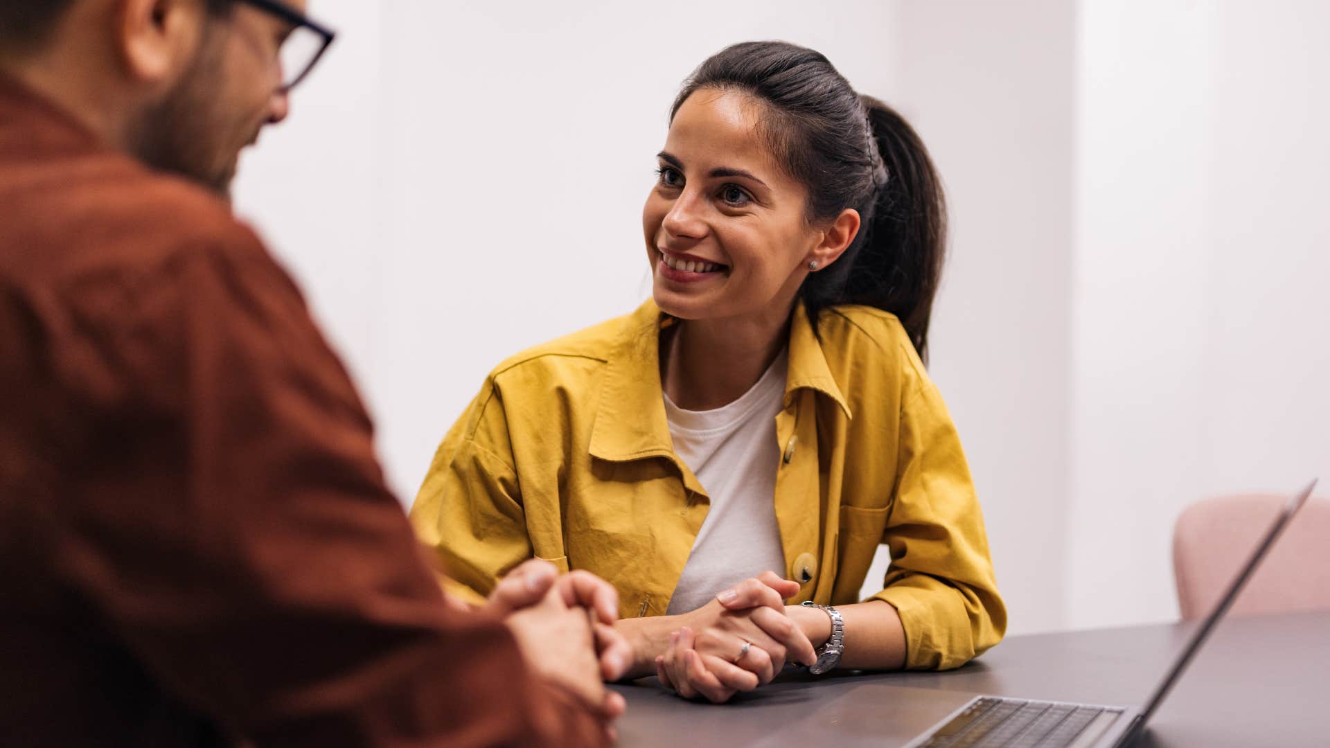 woman asking questions to a man at work