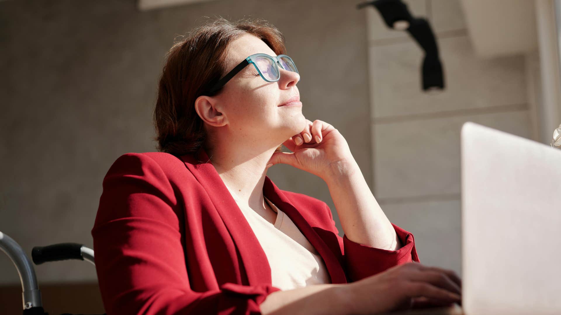 woman who likes doing things her own way