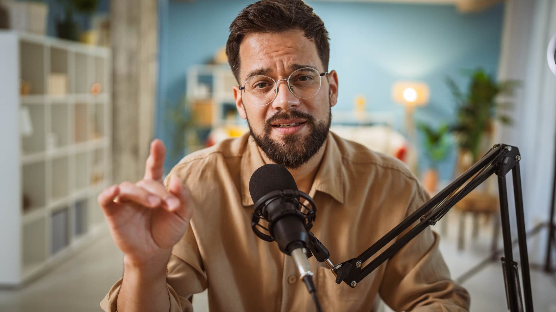 Man saying everyone knows that into a microphone