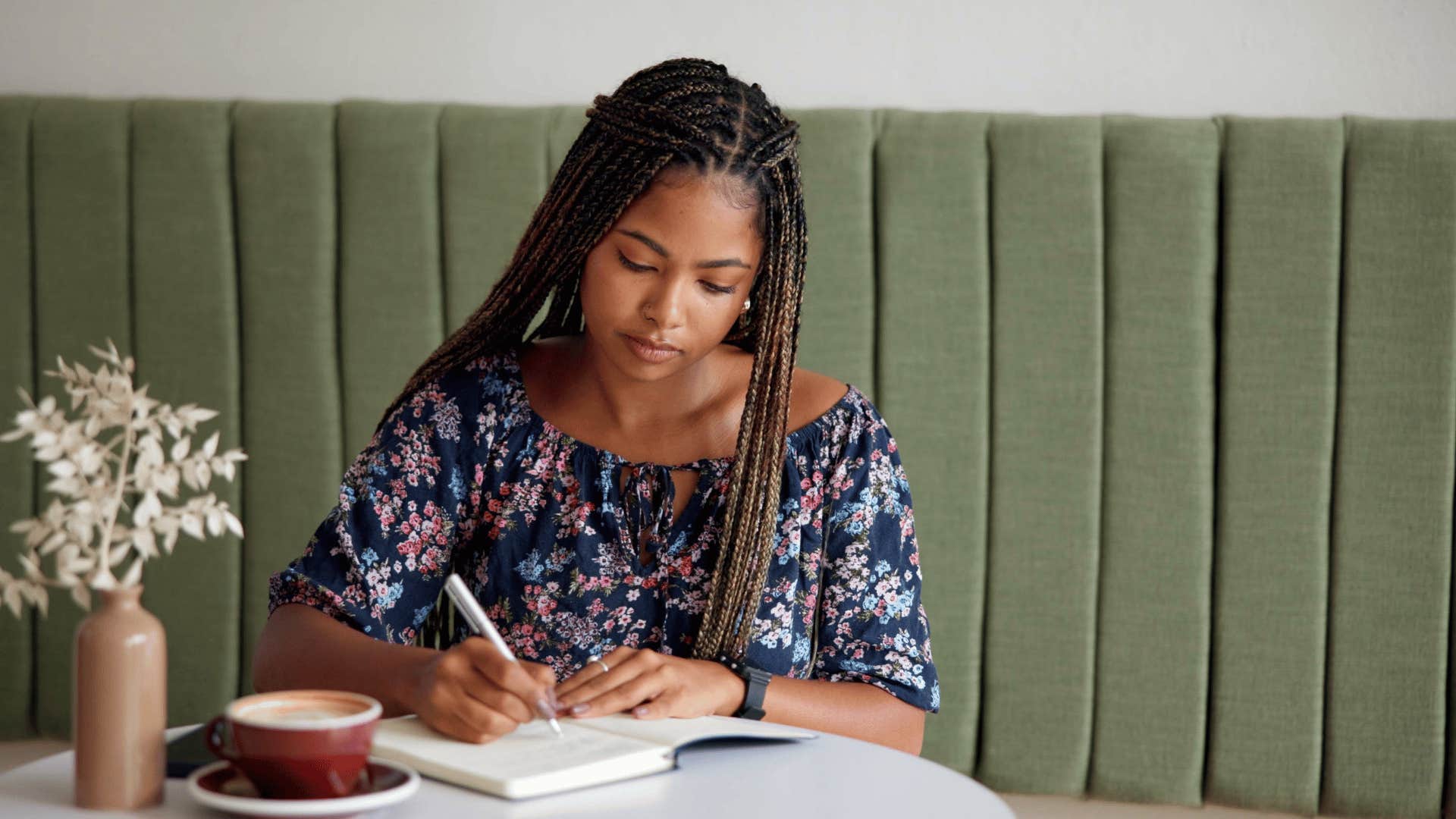 people with simple minds love these hobbies that bore highly analytical thinkers journaling