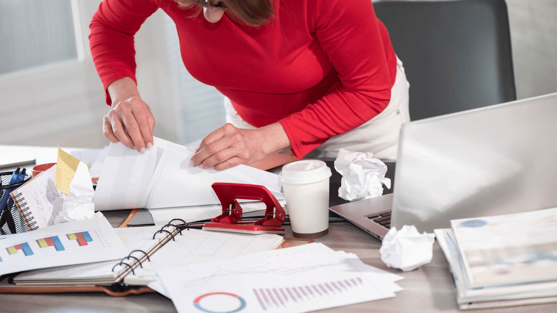 people with unusual brains do these odd habits daily working in messy spaces
