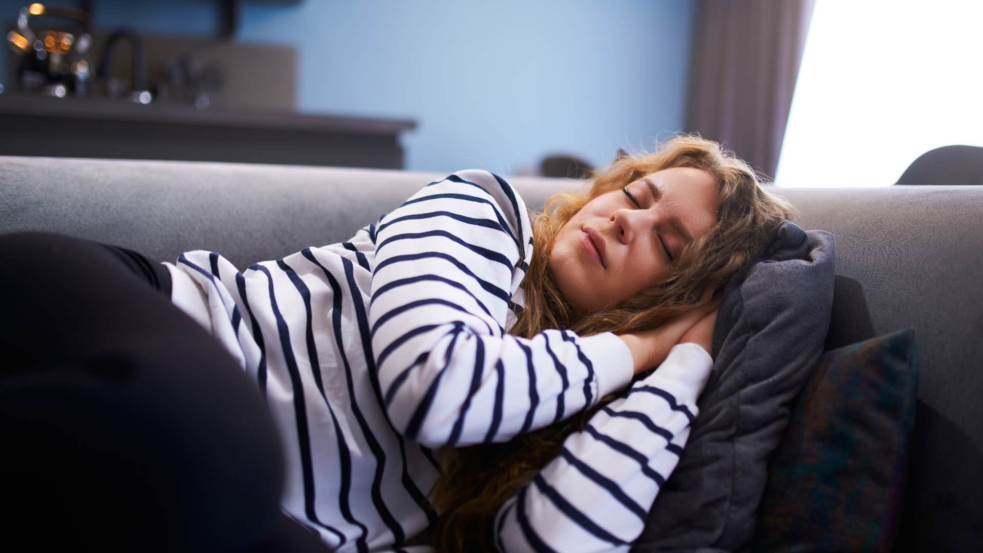 woman who takes a nap because it boosts productivity
