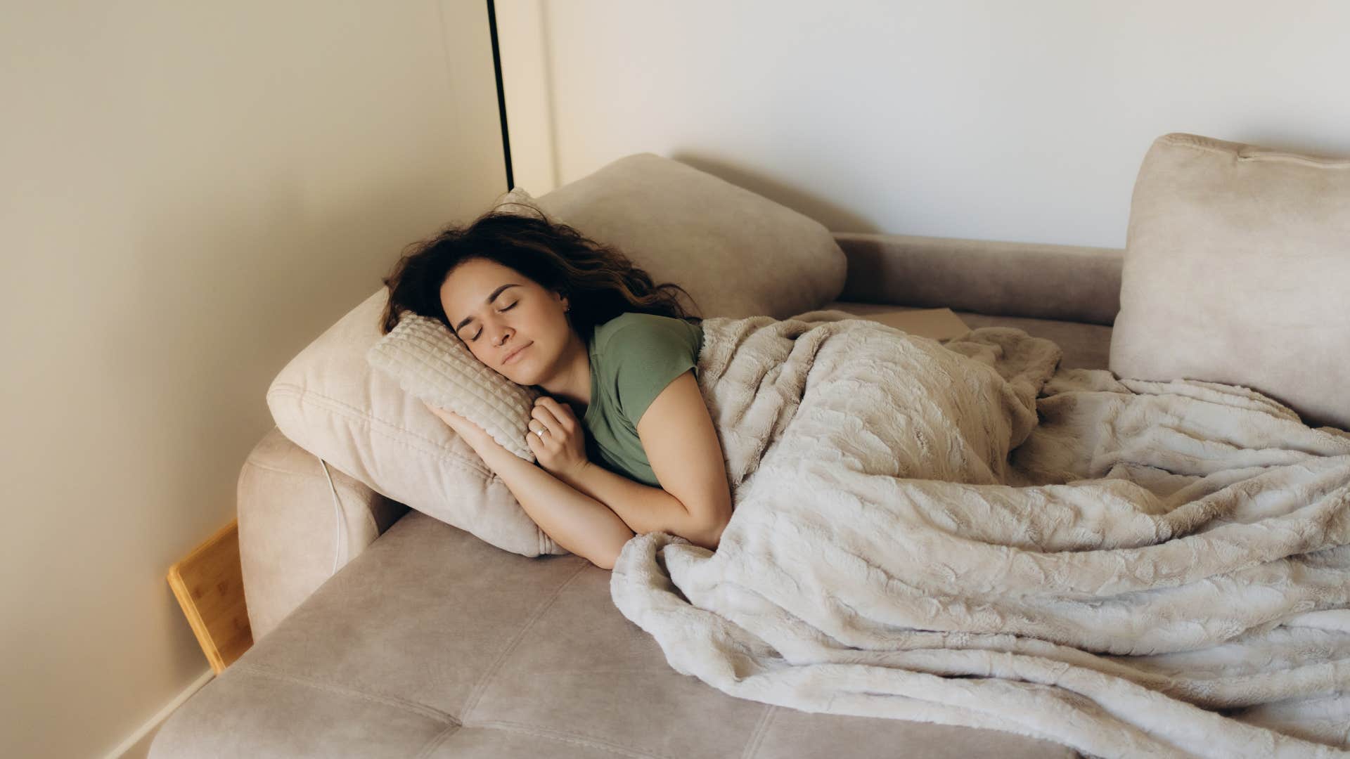 woman who takes naps because it relieves stress