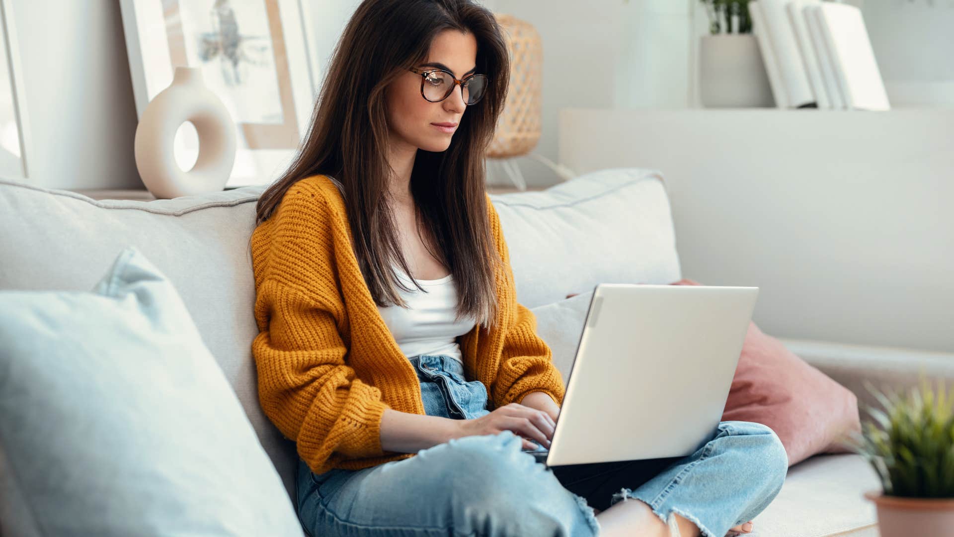 woman who keeps things simple as she mitigates