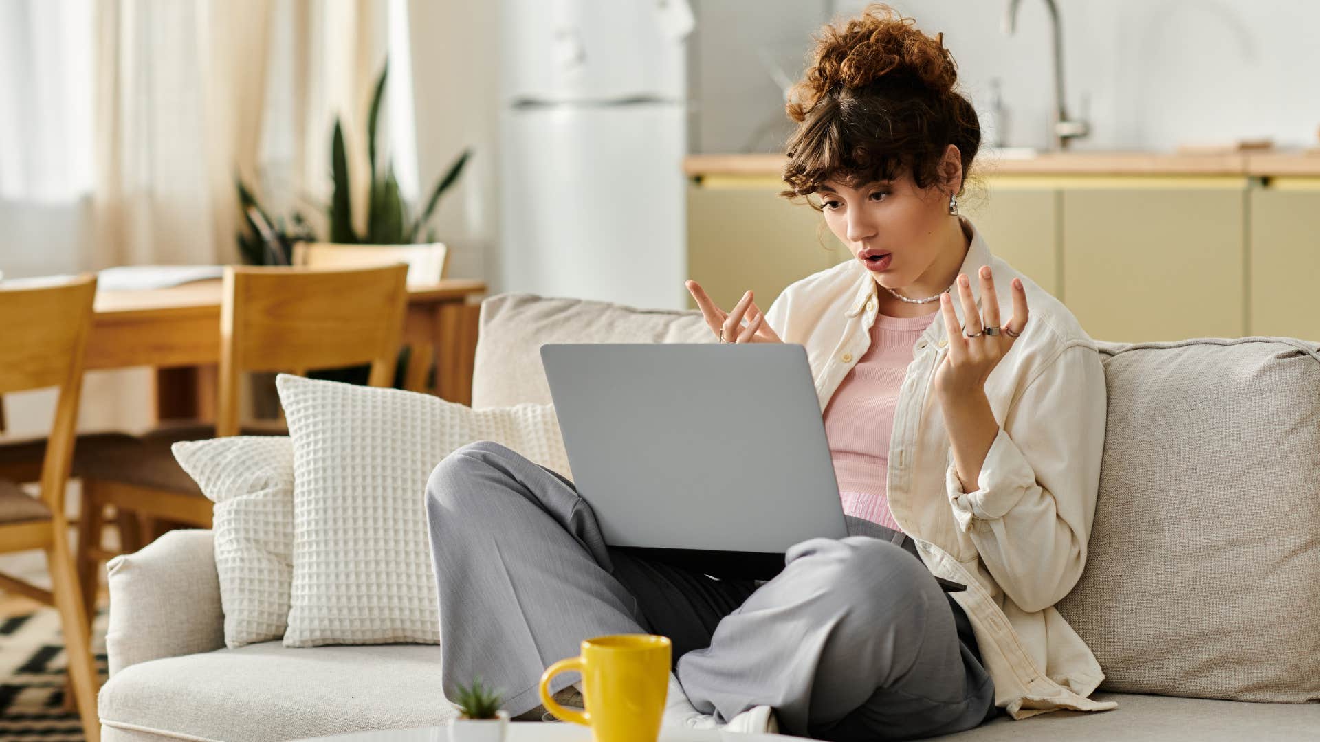 woman who keeps things simple as she takes actions