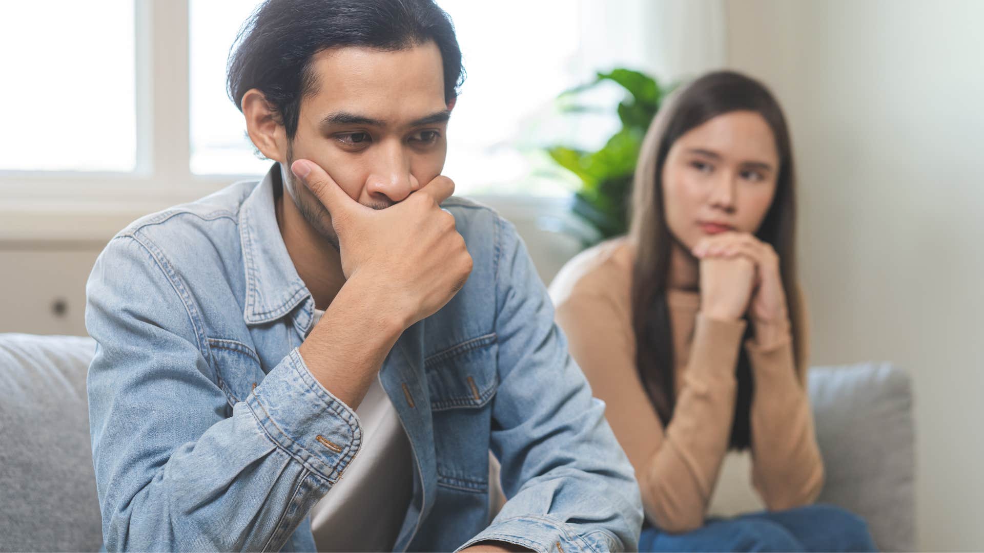 man who finds it difficult to speak as a sign of deception