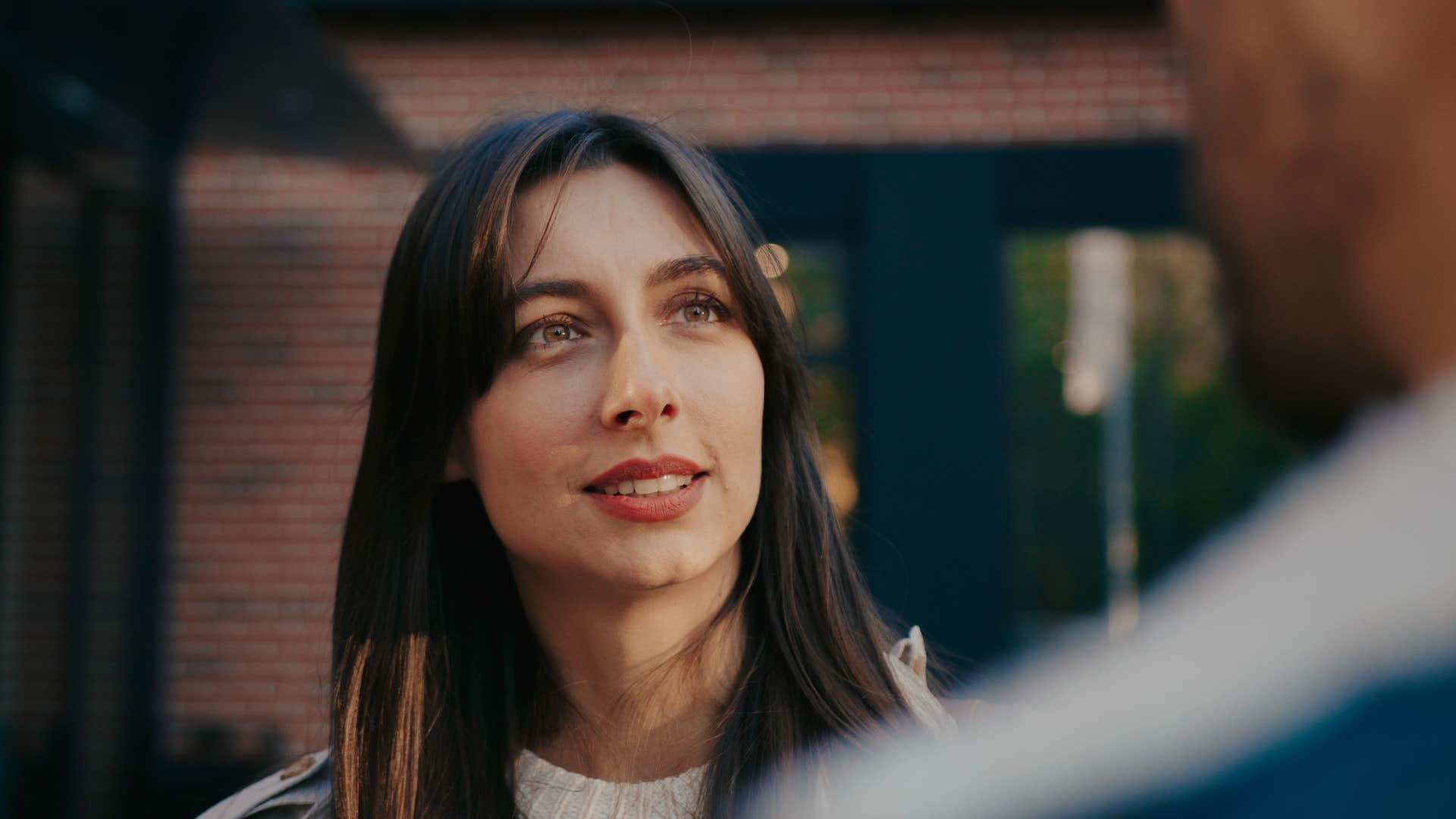 woman whose head position changes as a sign of deception