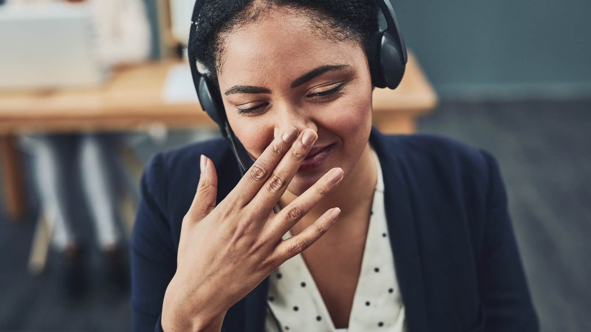 woman who covers her mouth as a sign of deception