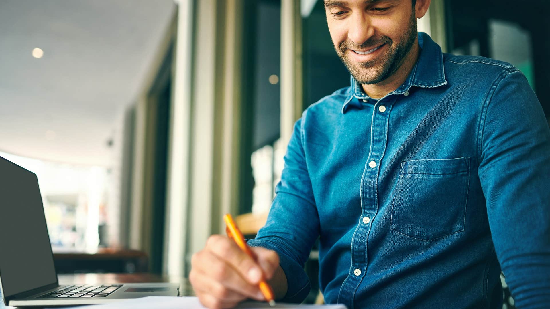 simple signs of high intelligence that show up in everyday behavior problem solver