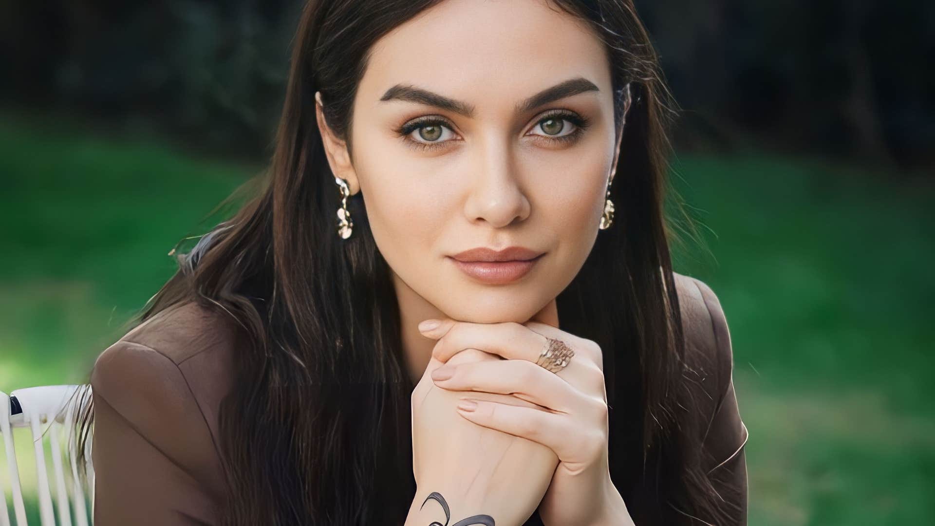 simple signs of low emotional intelligence that show up in everyday behavior they hold grudges 