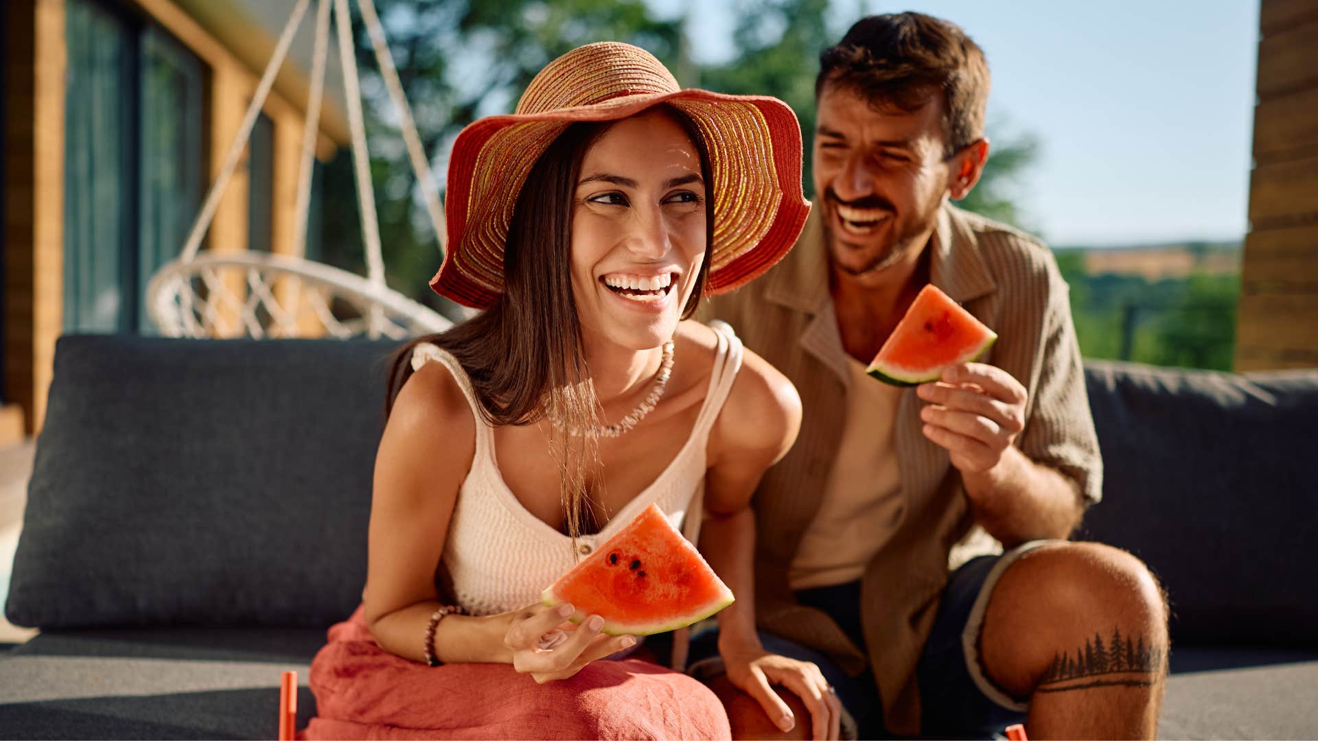 man who makes woman laugh by being confident