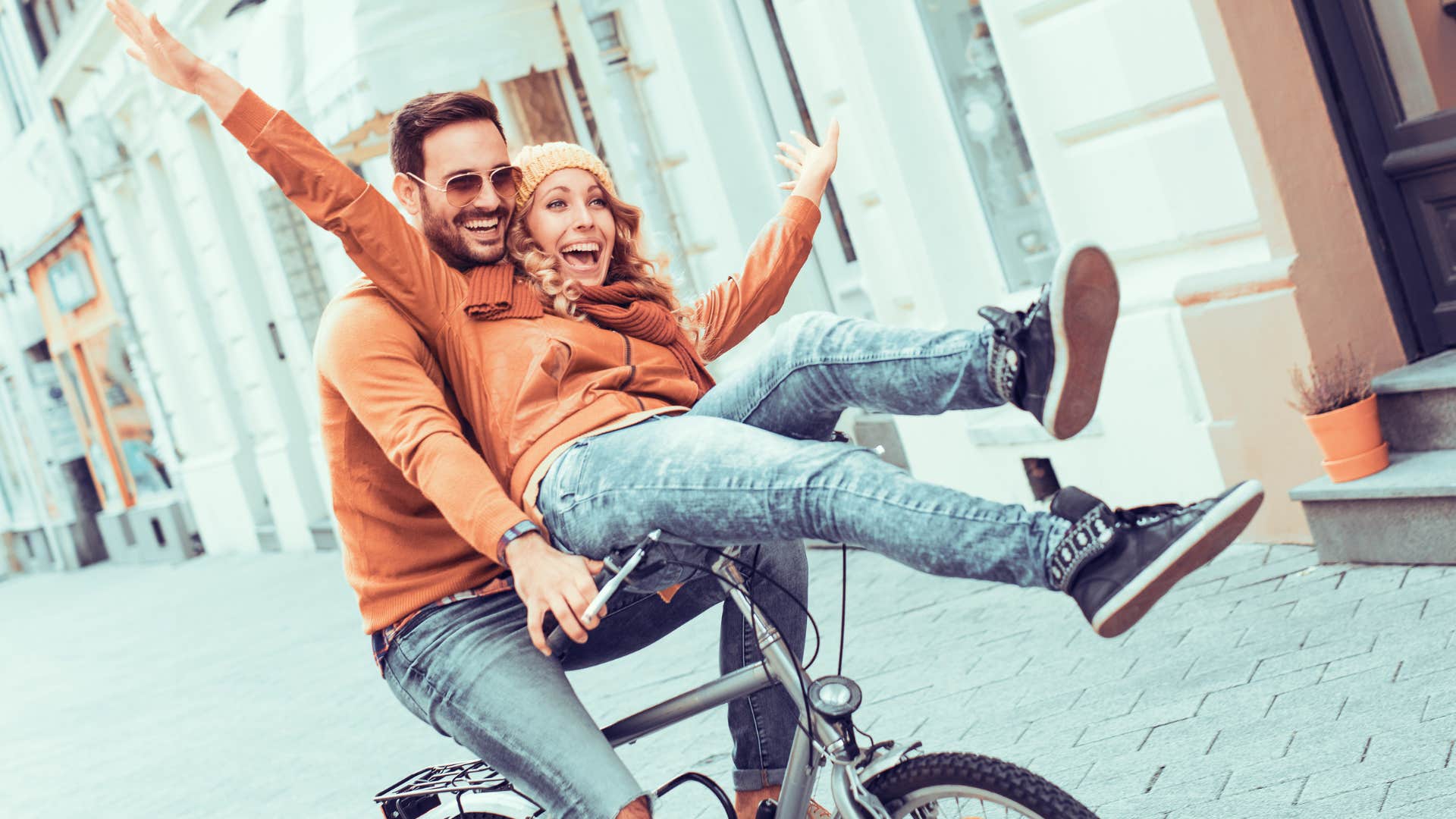 man who makes woman laugh by laughing at himself