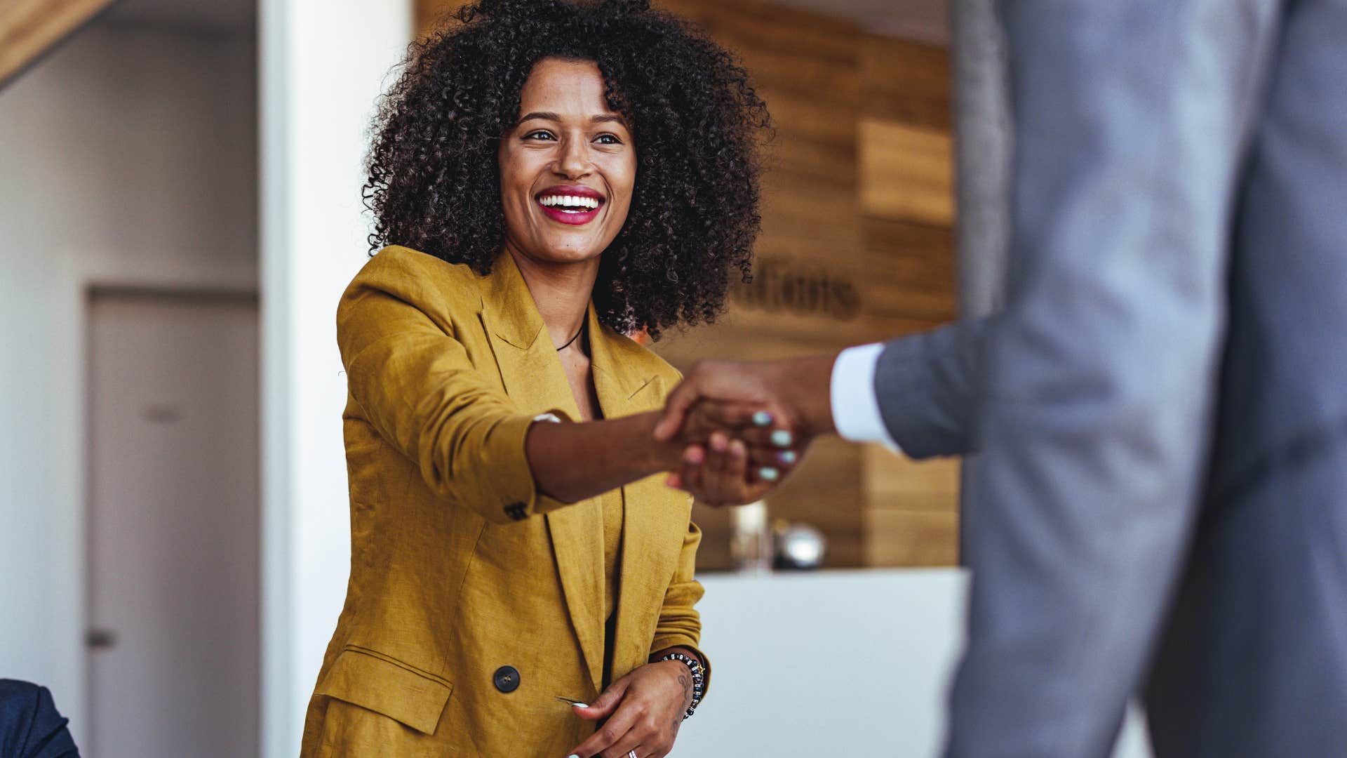 woman saying I don't think we've met shaking hands with a man