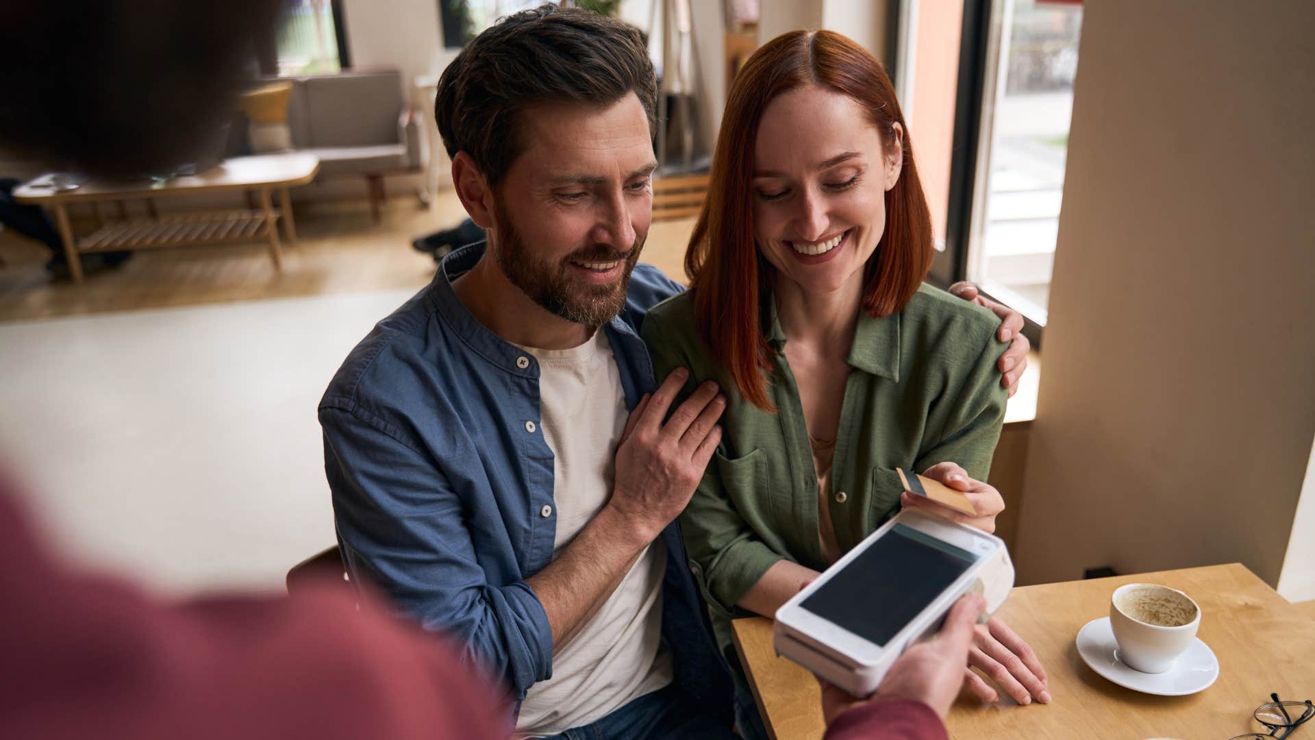 couple avoids debating loudly as woman refuses to split the bill and pays