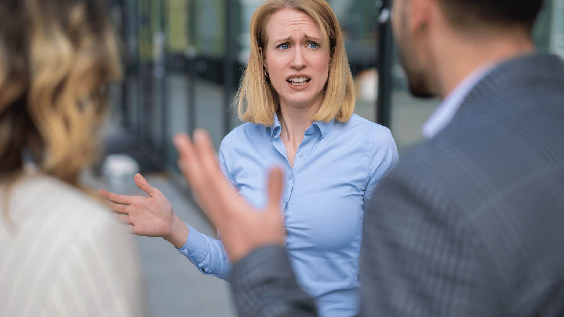 things people with zero common sense do daily that baffle everyone else ignoring social cues