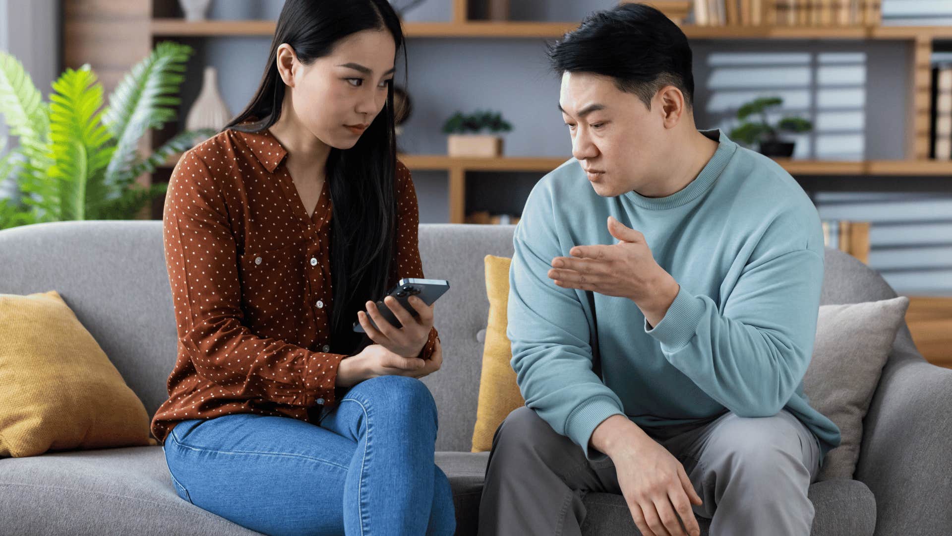 things people with zero common sense do daily that baffle everyone else phone-focused conversations