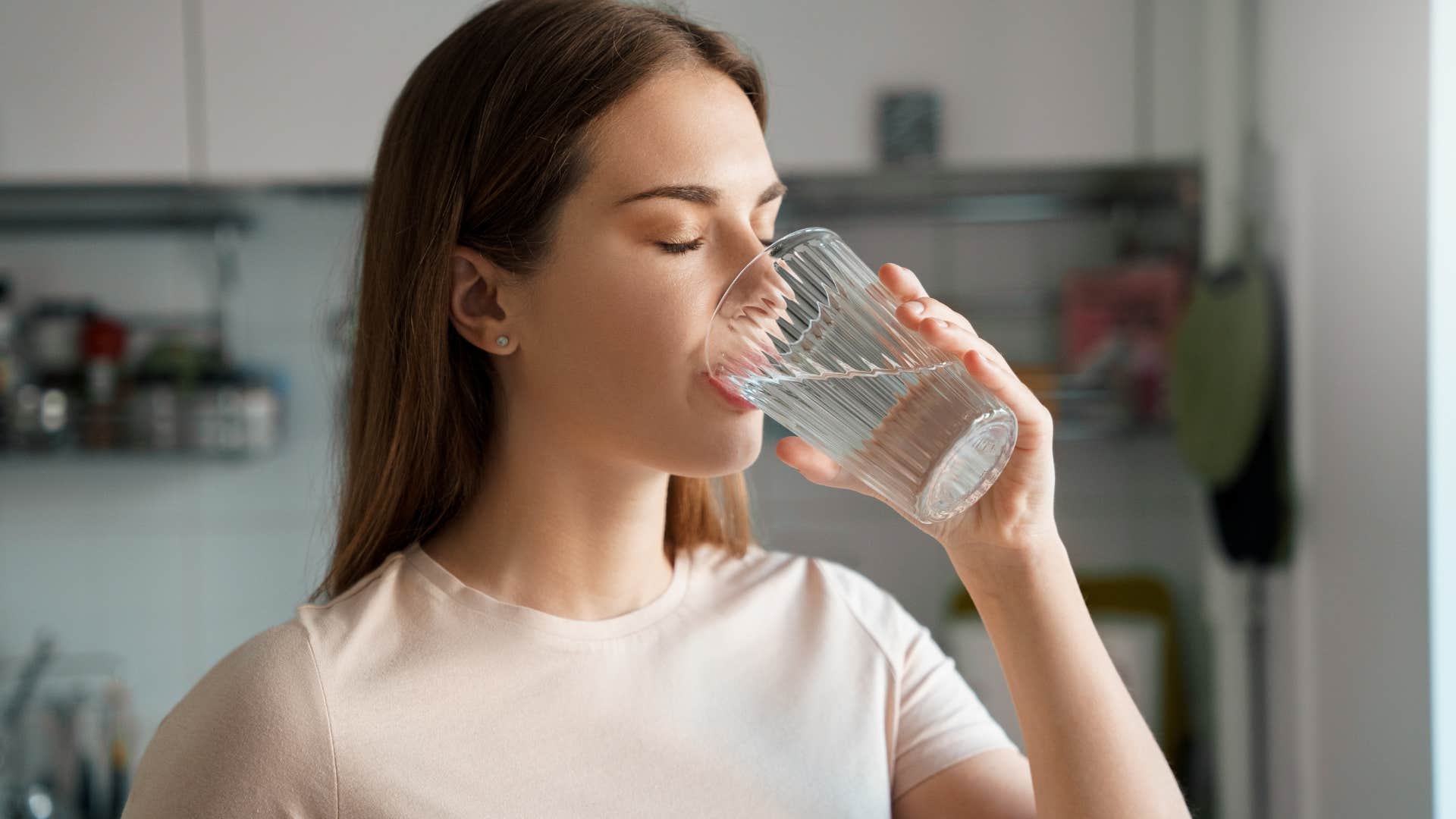 woman who hydrates before a first date