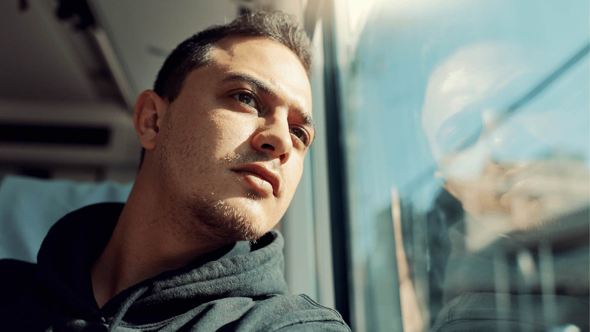 you can spot a man who was raised by a bad dad by these pretty obvious behaviors he can't keep promises