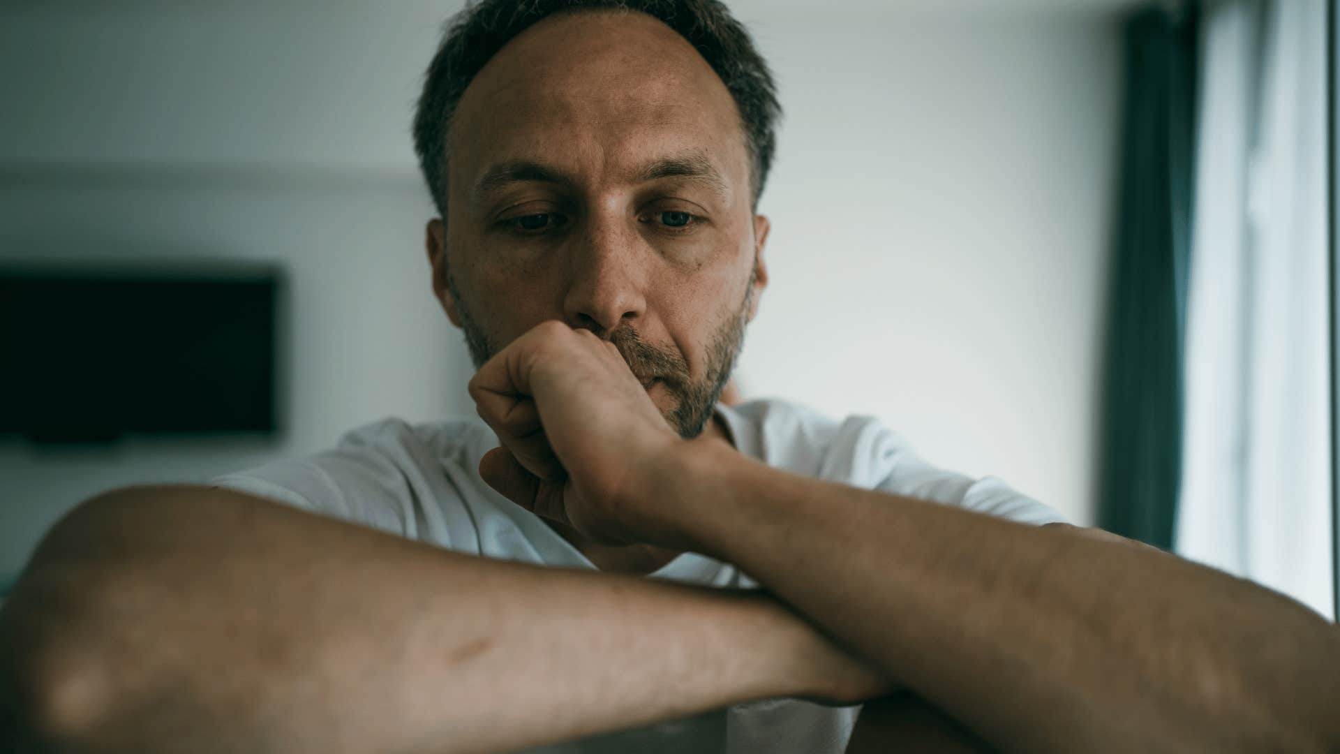 you can spot a man who was raised by a bad dad by these pretty obvious behaviors he hides his emotions