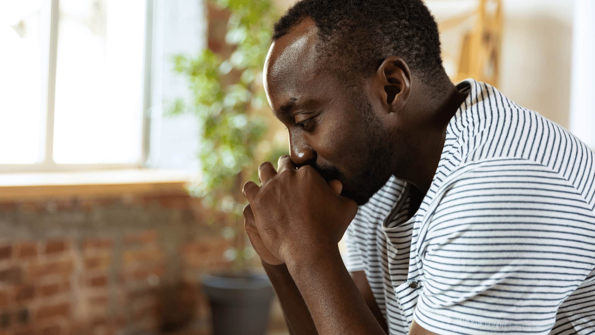 you can spot a man who was raised by a bad dad by these pretty obvious behaviors he's defensive over feedback