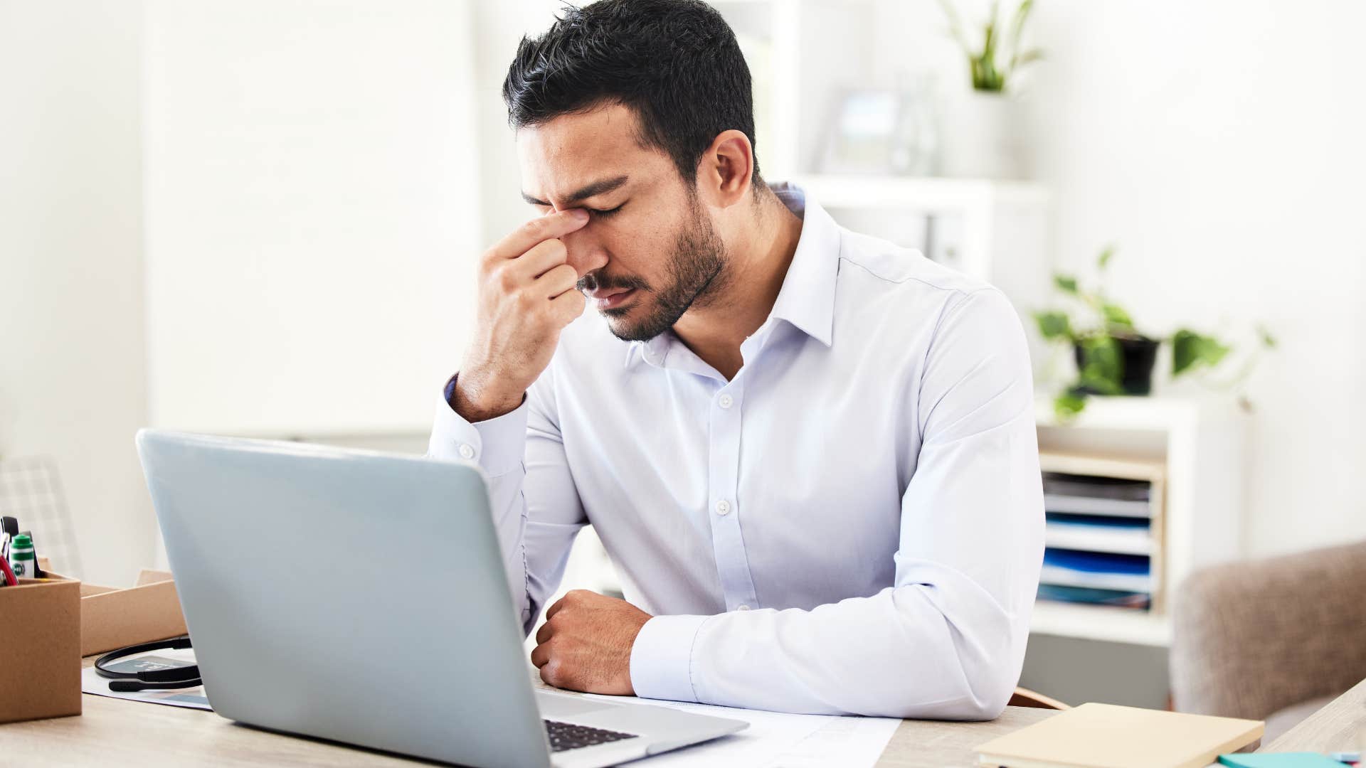 frustrated man quick to anger using his laptop at work