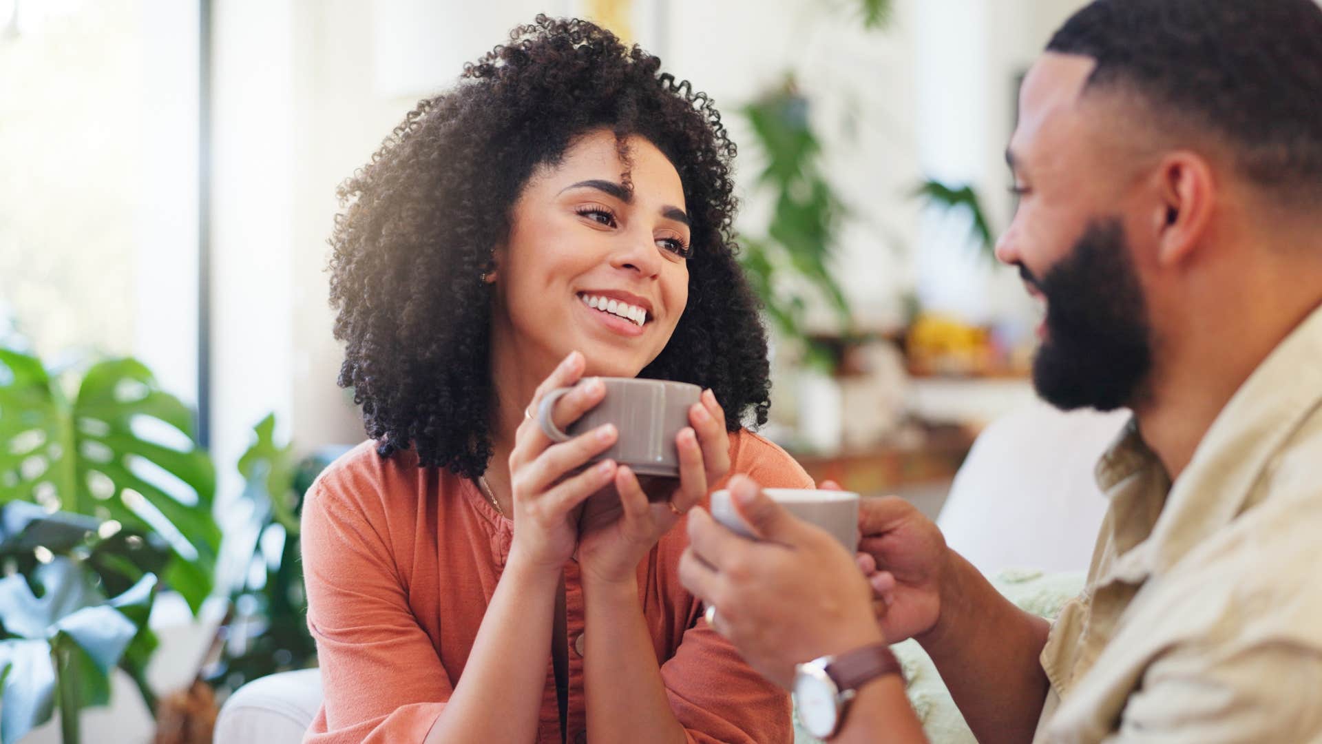 woman telling man that everything is great