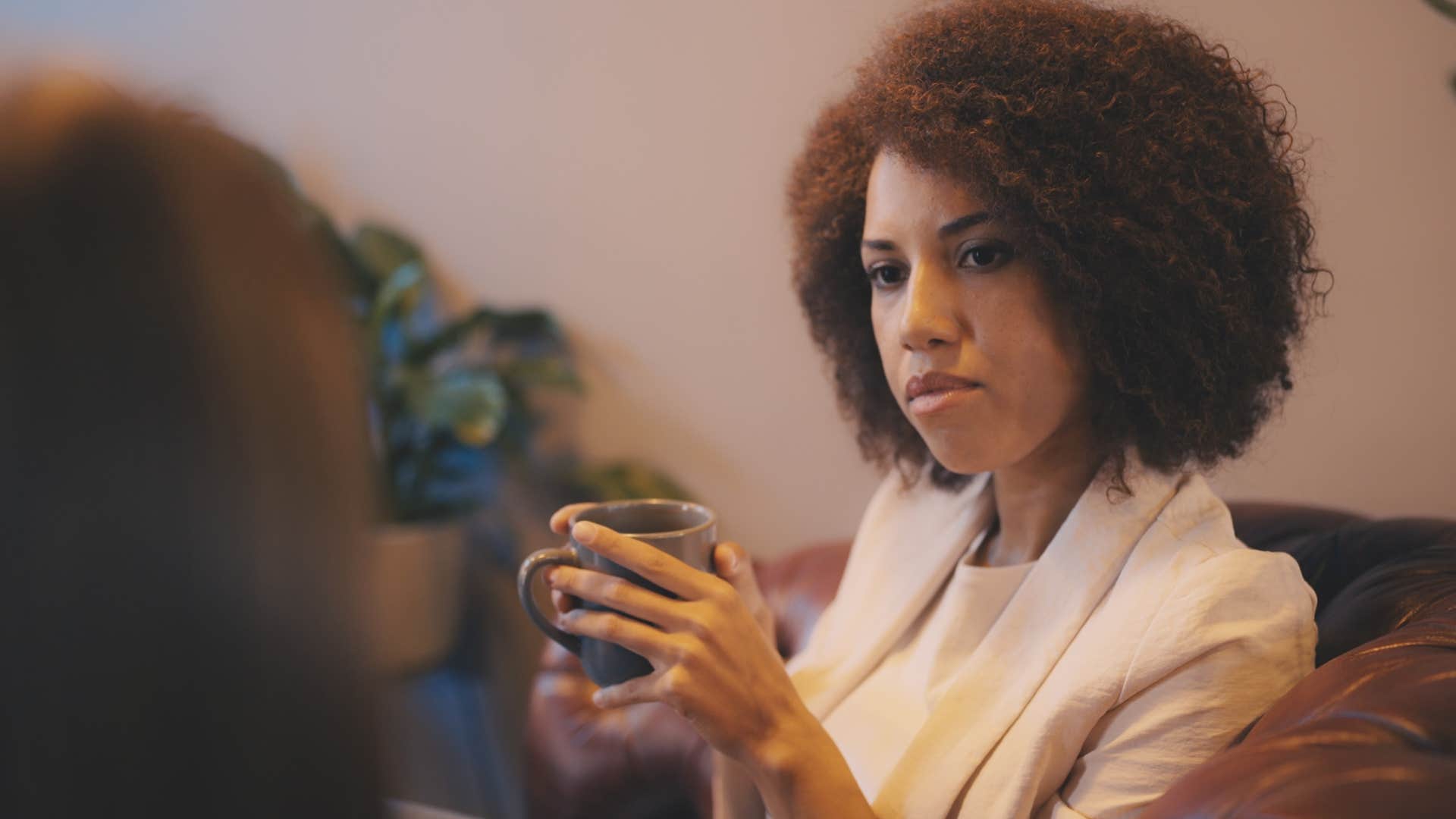 Woman who speaks directly with a friend.