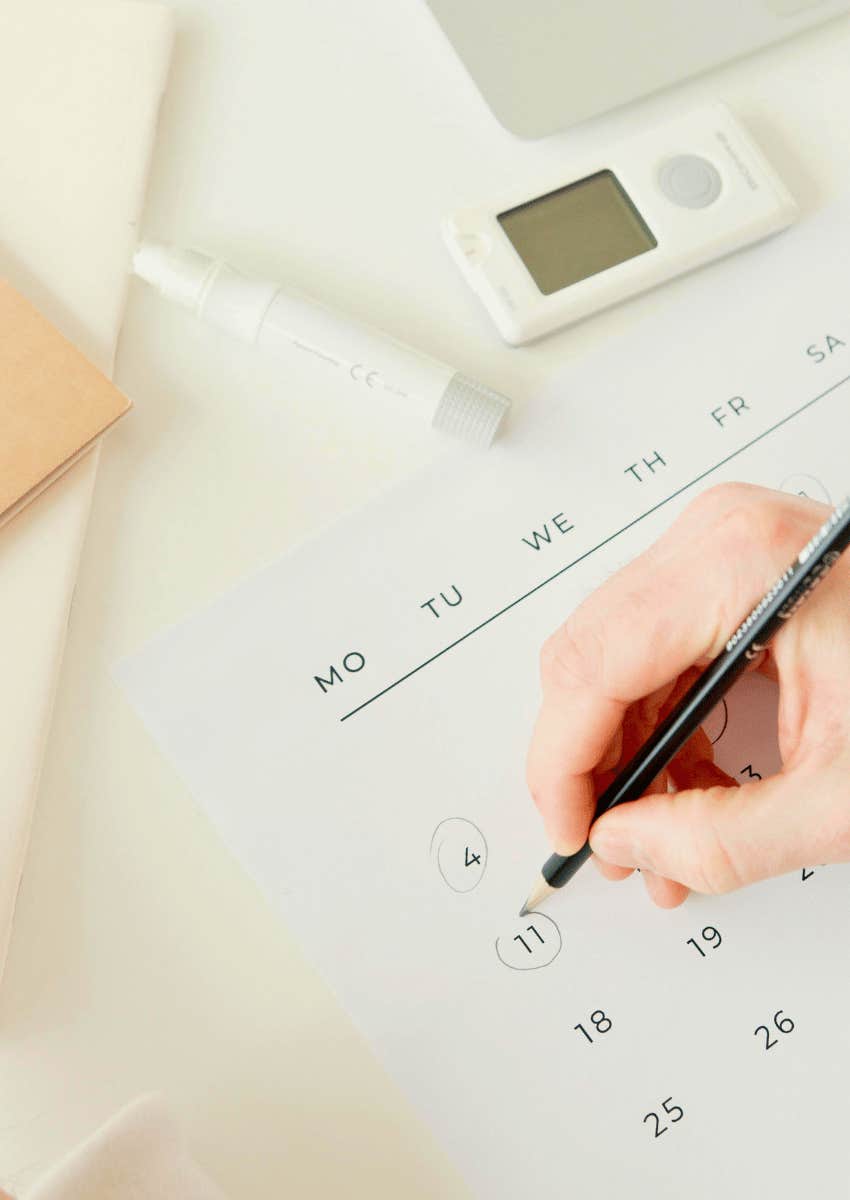 circling dates on a calendar