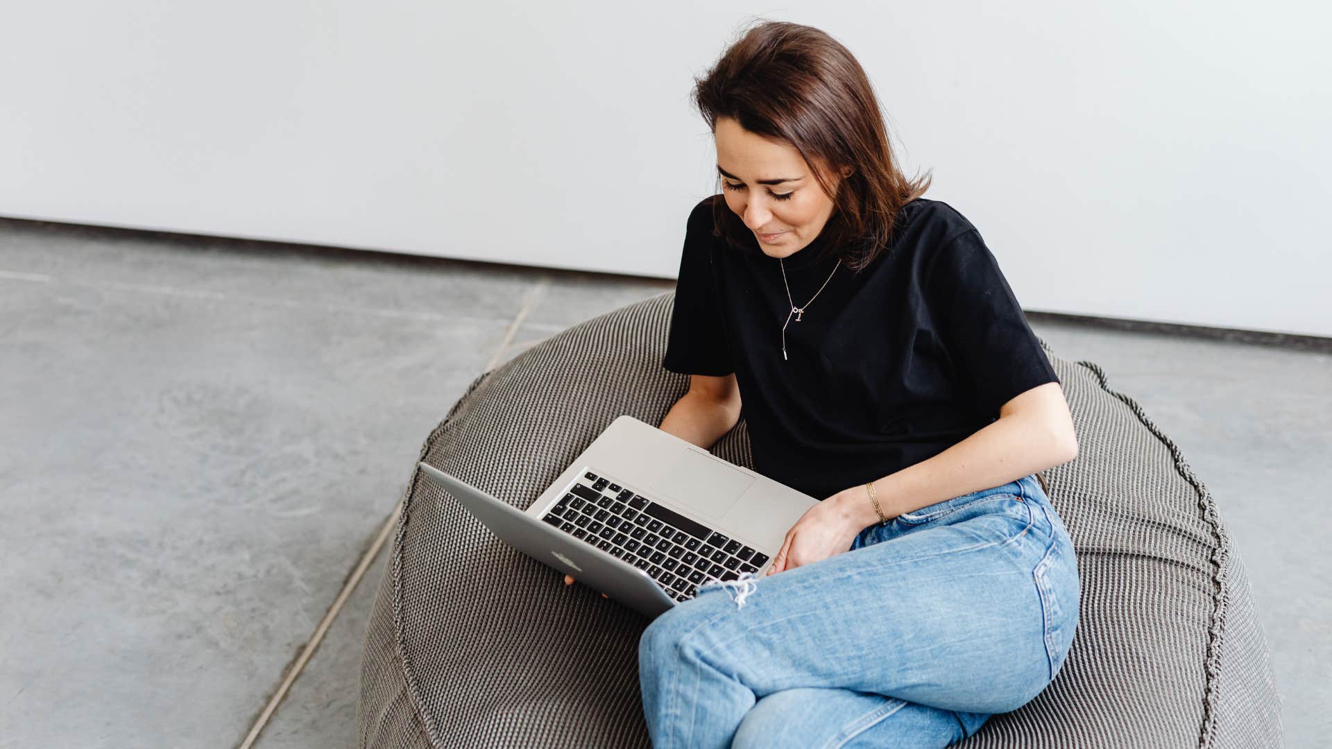 woman who thinks the 90s were only 20 years ago saying i miss aol instant messenger