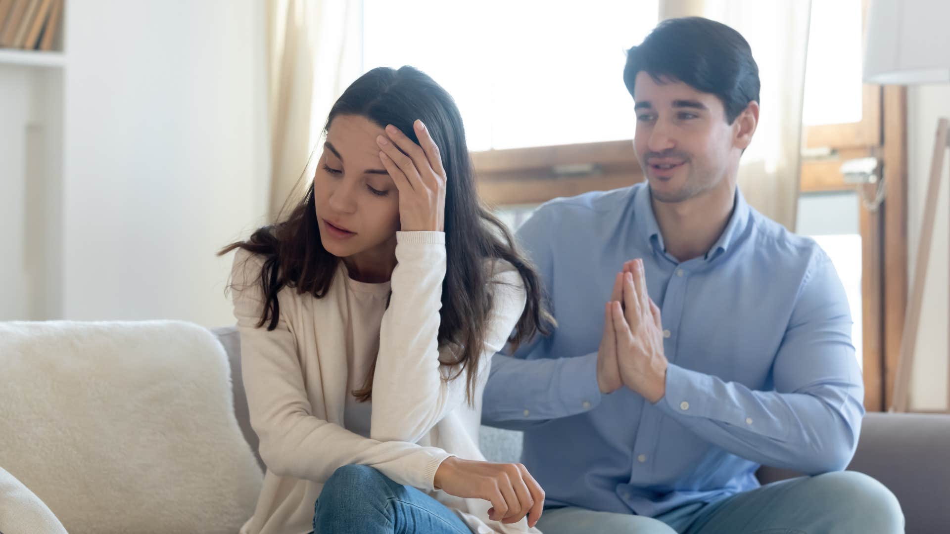 Apologetic partner trie to end fight without ego