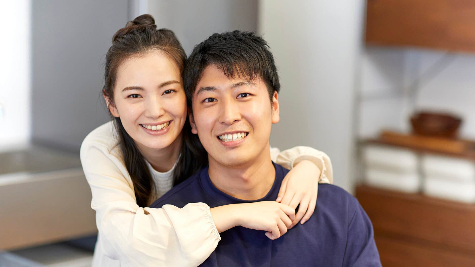 if your wife has these useful habits you won the marriage lottery she checks in throughout the day