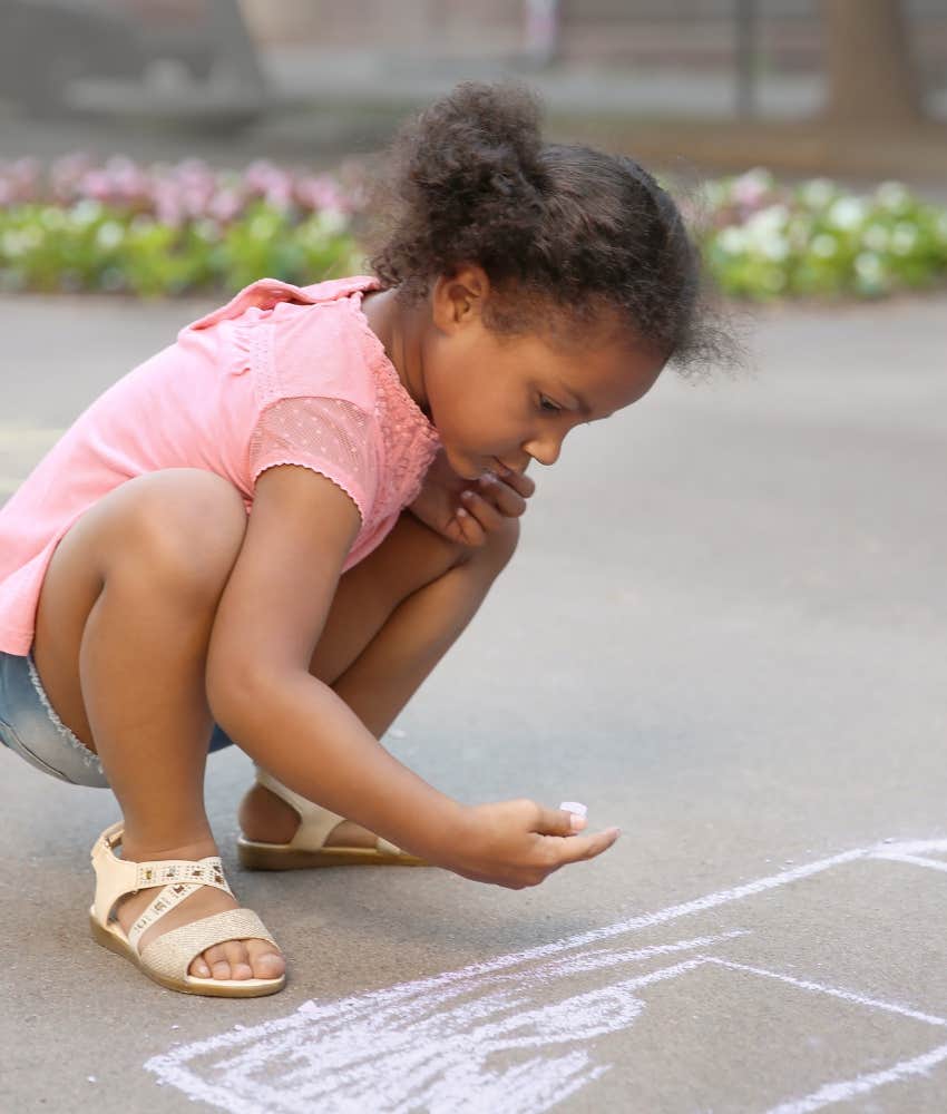 Little girl playing sidewalk chalk had online community offering kind responses to mom