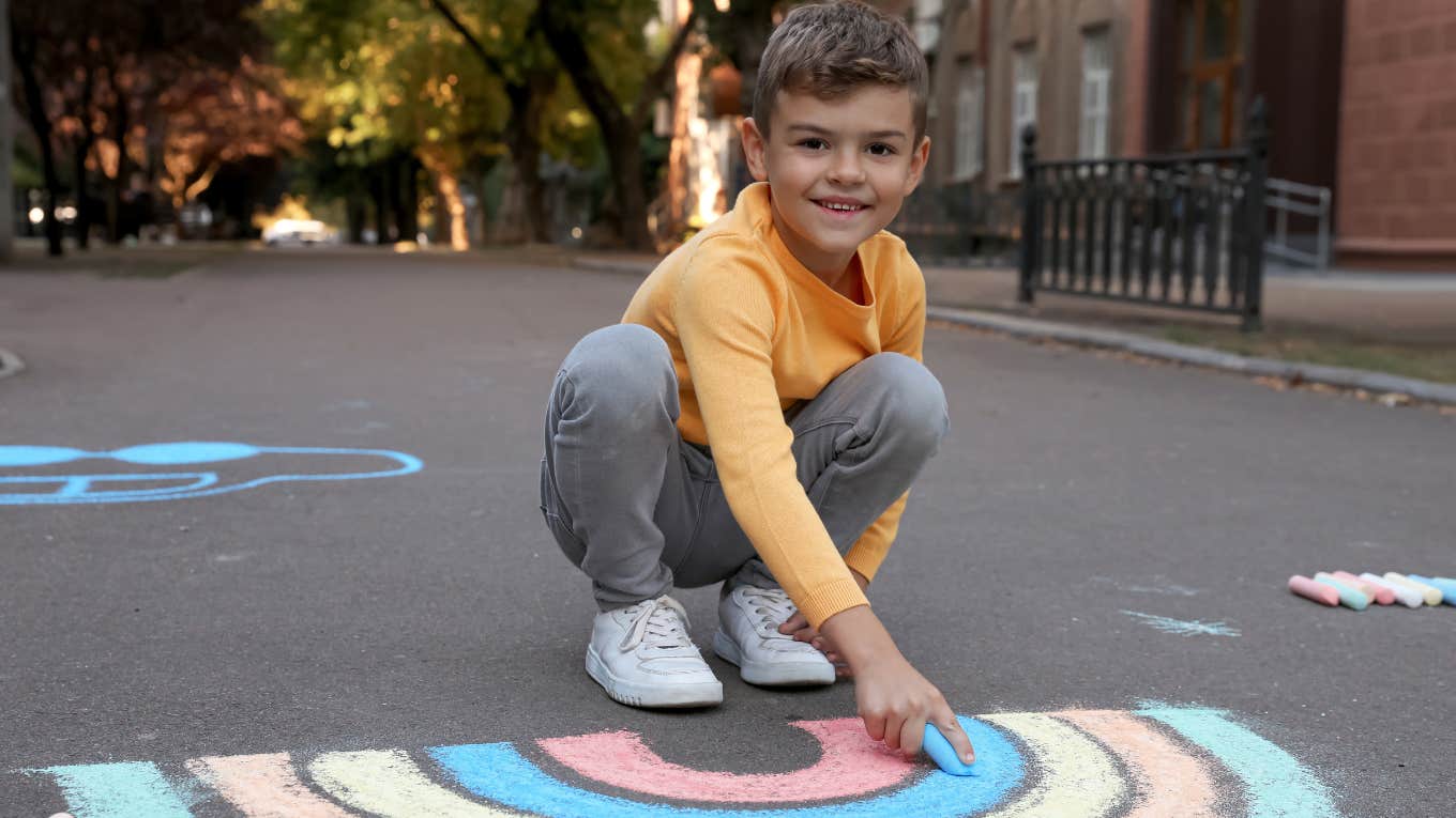 Mom Has Clever Response To Neighbor Who Complained About Her Son Playing With Sidewalk Chalk In Their Courtyard