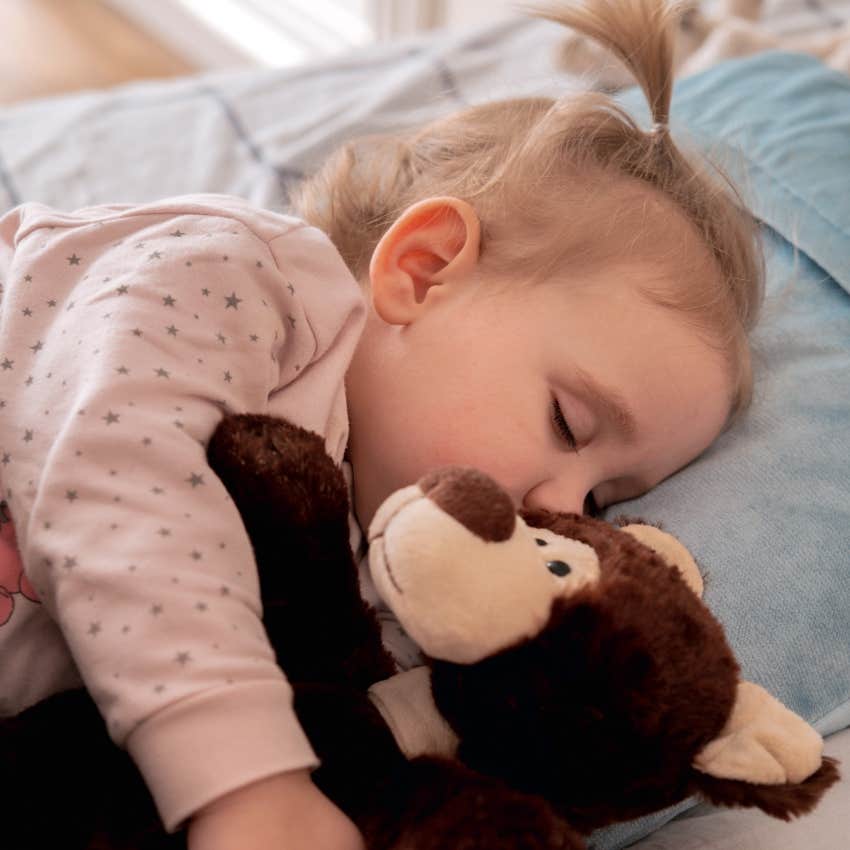 mom showing toddlers '90s shows noticed sleep improve