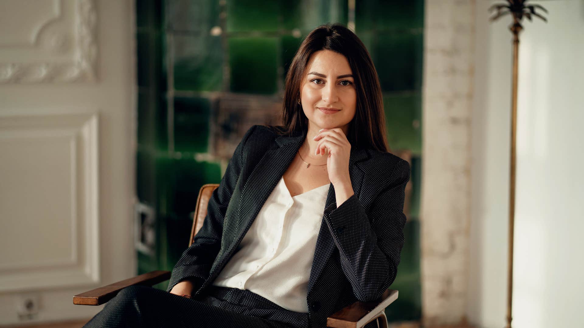smiling woman feeling confident after no longer critiquing herself