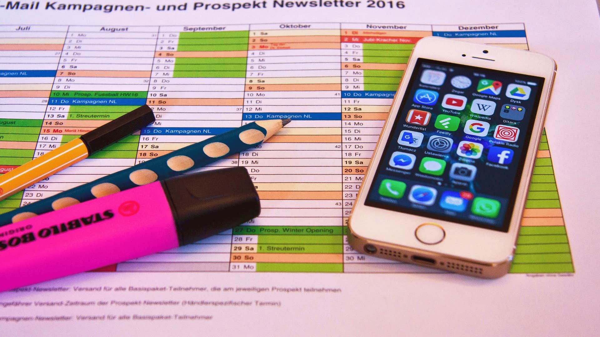 parent modeling signing out of social media after use