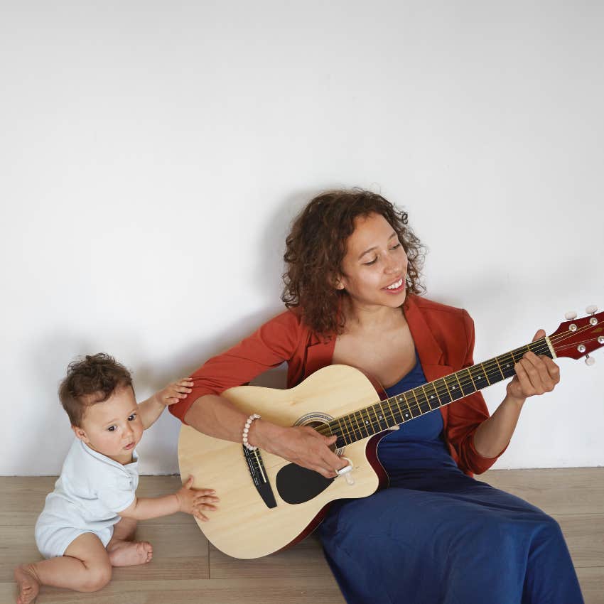 mom singing and playing with baby has improved mental health