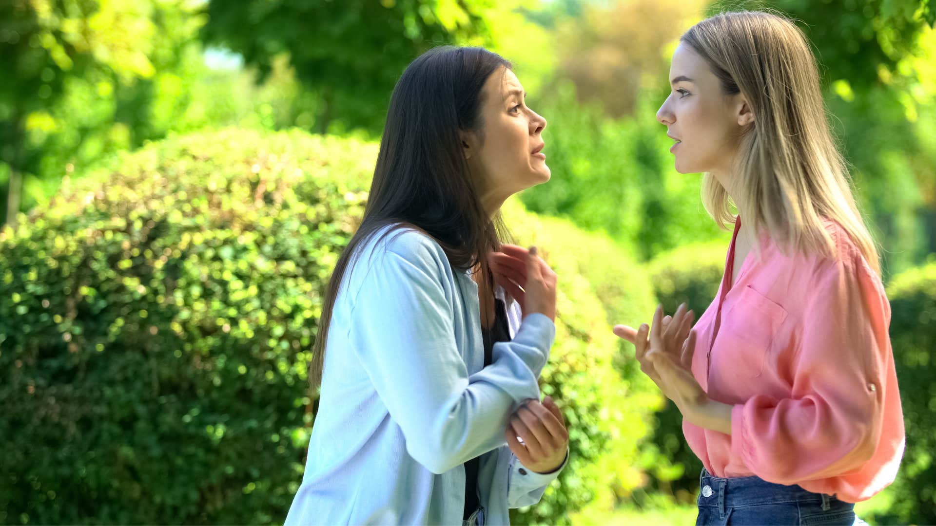 woman arguing with friend expecting her to read her mind