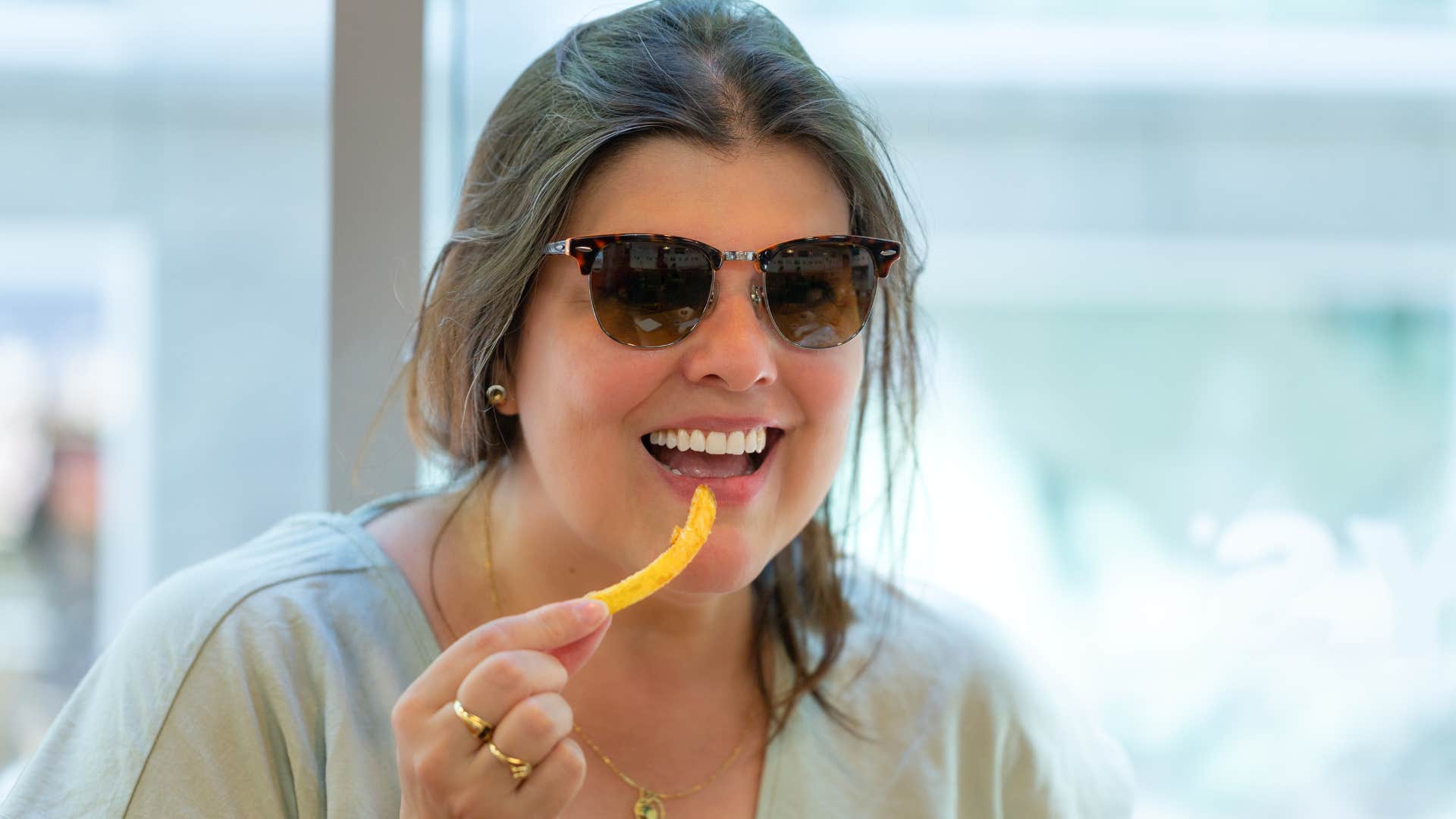 woman who almost never eats her meals at home because she is spontaneous 