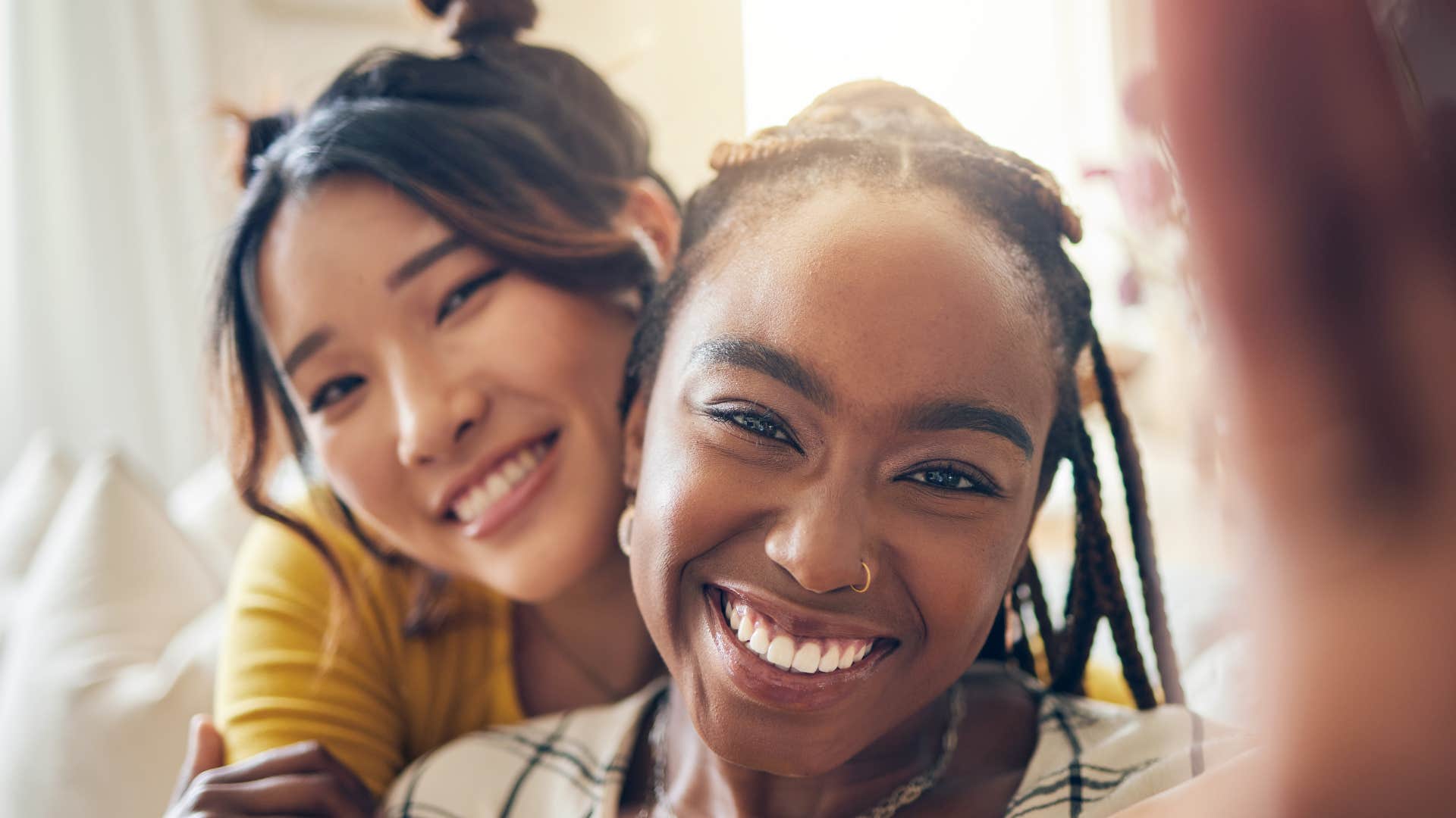 Happy people embrace showing extroverts are better at relationships